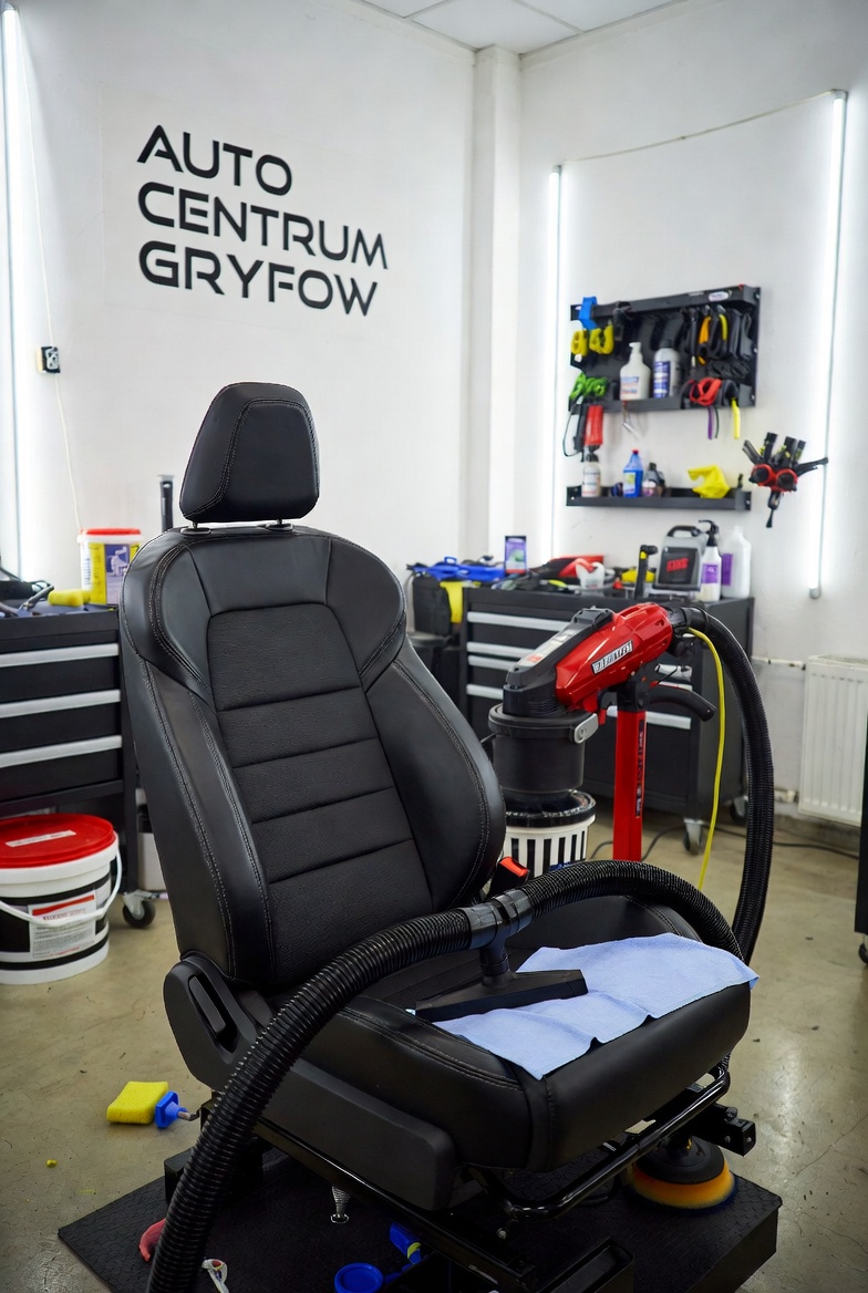 Profesjonalne czyszczenie i odnawianie skóry samochodowej Gryfów